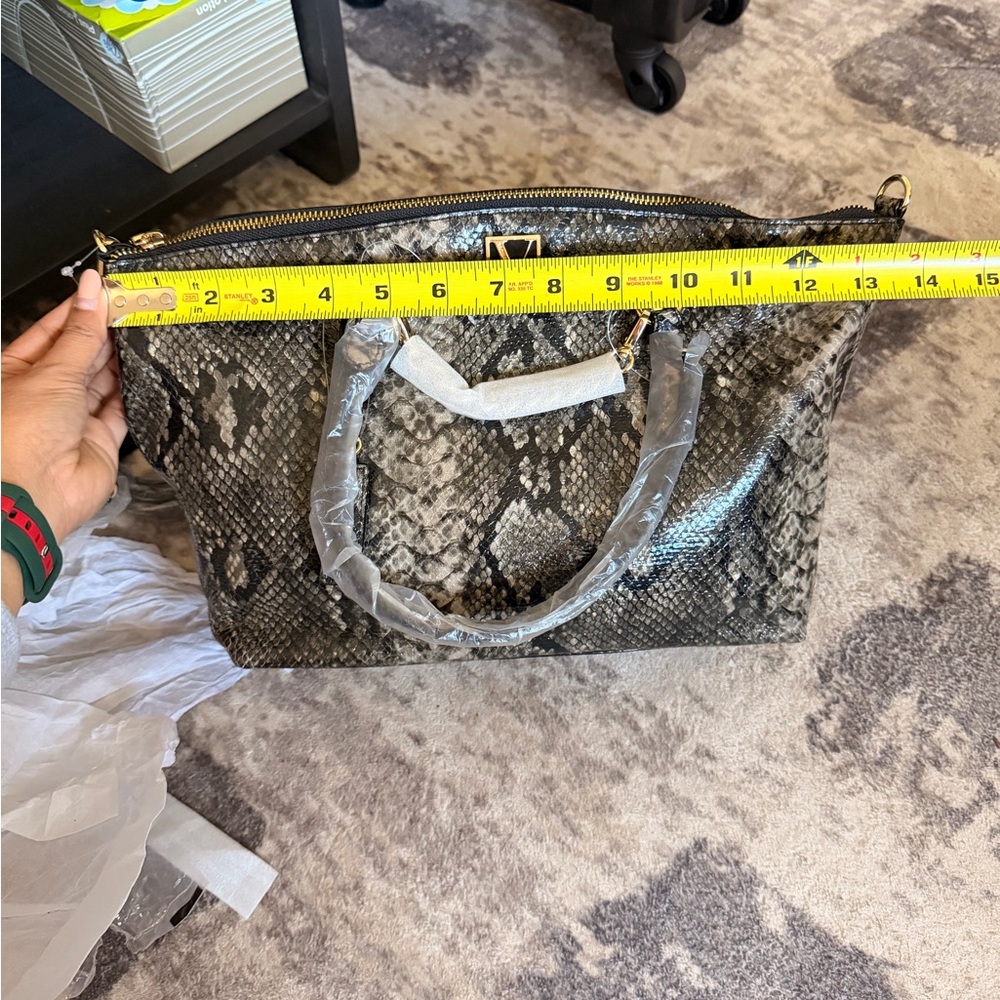Brand new ⚠️ Victoria's Secret Gray Snake-Print Tote with Gold Hardware - Picture 8 of 8